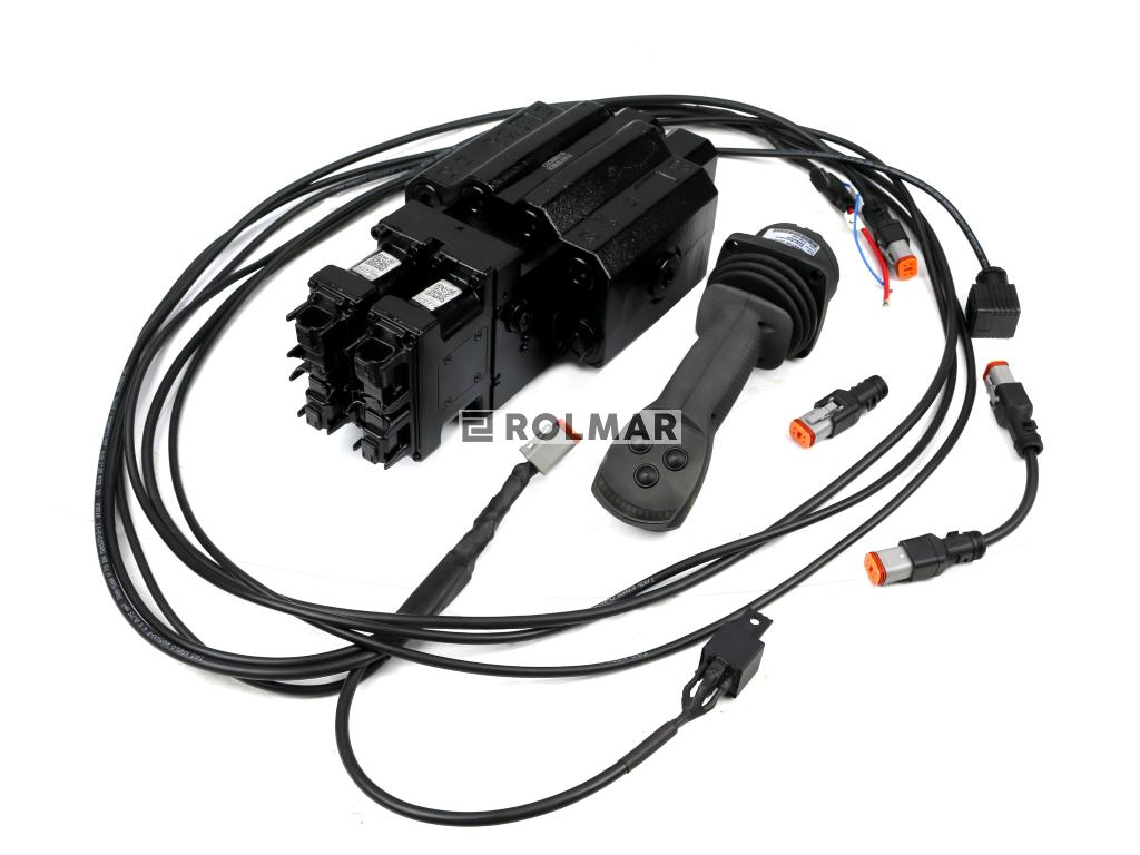 Proporcjonalny rozdzielacz hydrauliczny do ładowaczy. LS (Load Sense). 2-sekcyjny. max przepływ 90L. 1-sekcja pływająca - sterowany elektrycznie (CANBUS)